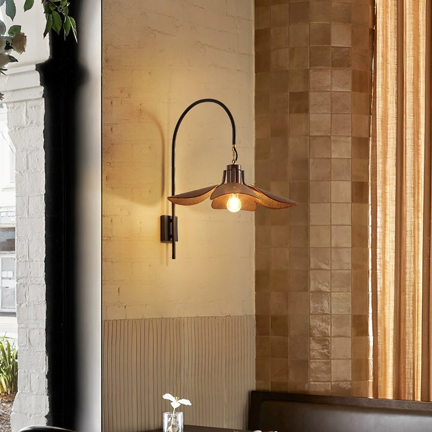 Wall Lamp for Cozy Spaces - Elegant Design for Home and Office Decor