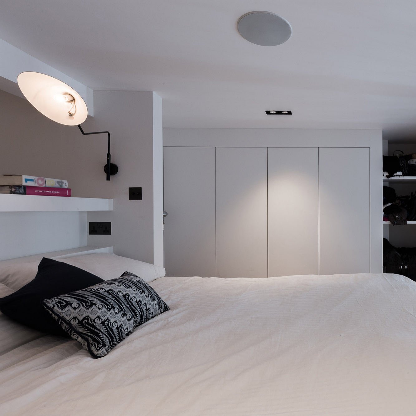 Modern Wall Lamp for Home Decor - Elegant Design for Living Spaces