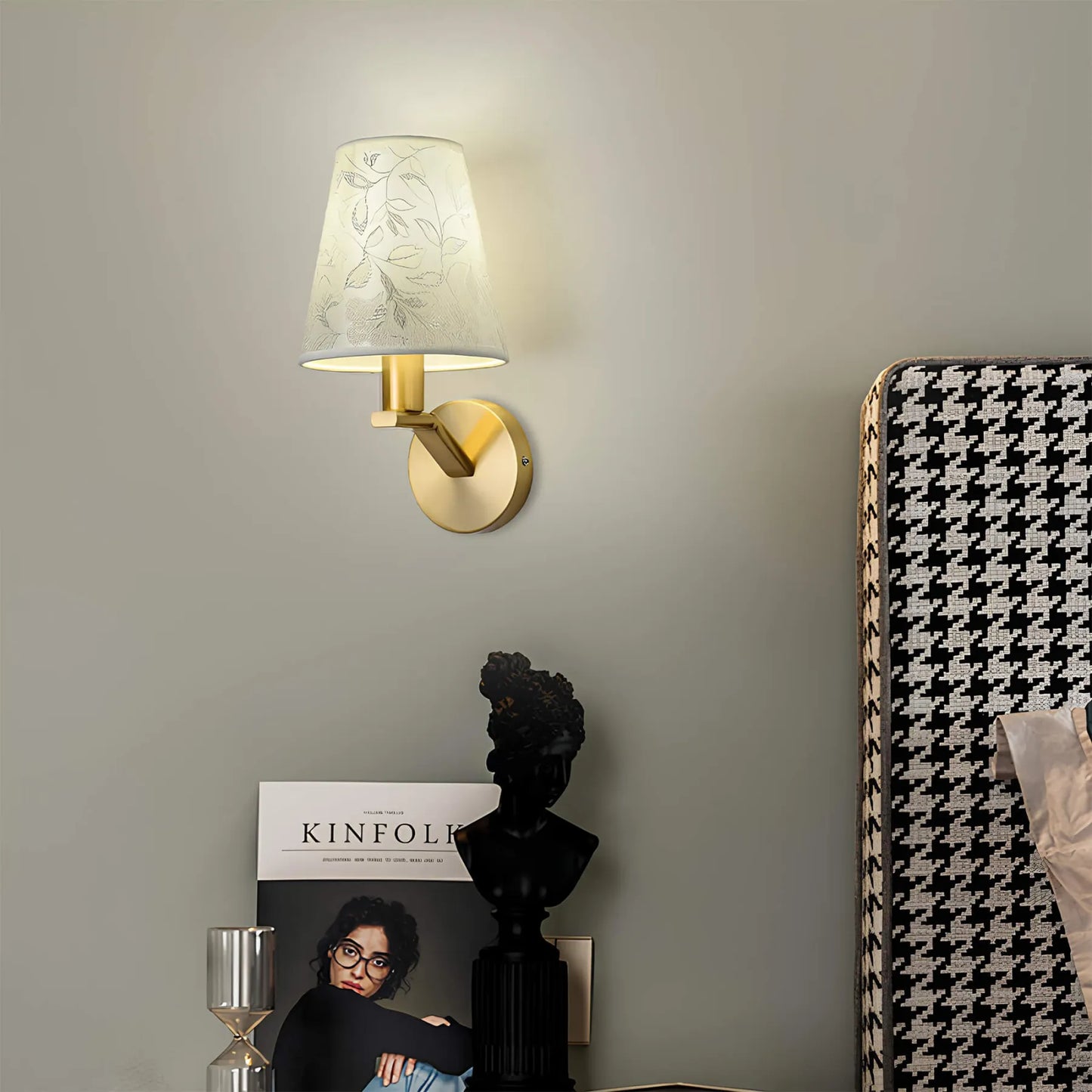 Wall Light for Cozy Spaces - Elegant Design for Home and Office Decor