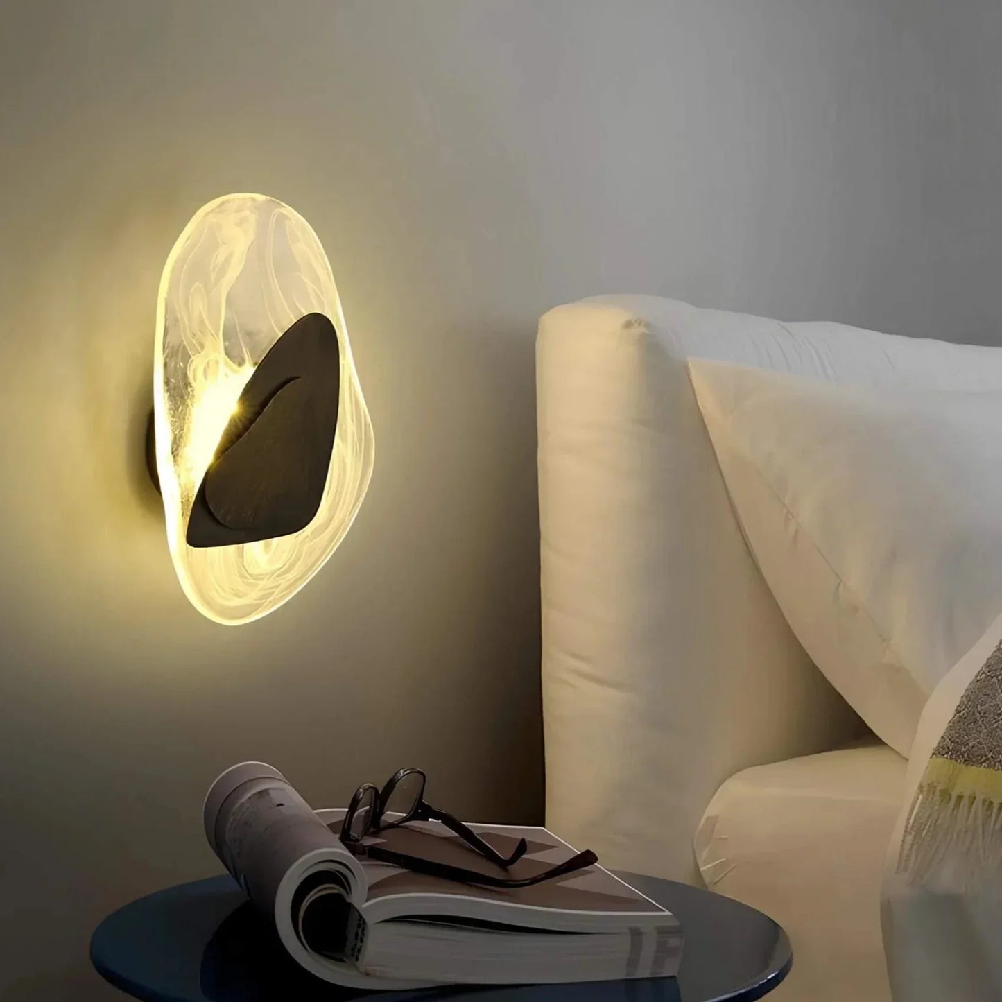 Elegant Wall Light for Home and Office - Chic Design for Stylish Illumination