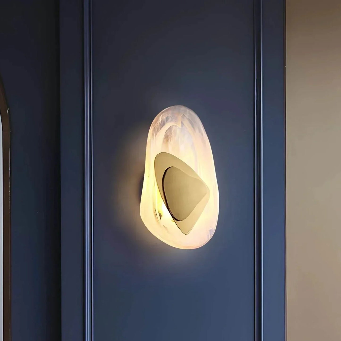Elegant Wall Light for Home and Office - Chic Design for Stylish Illumination
