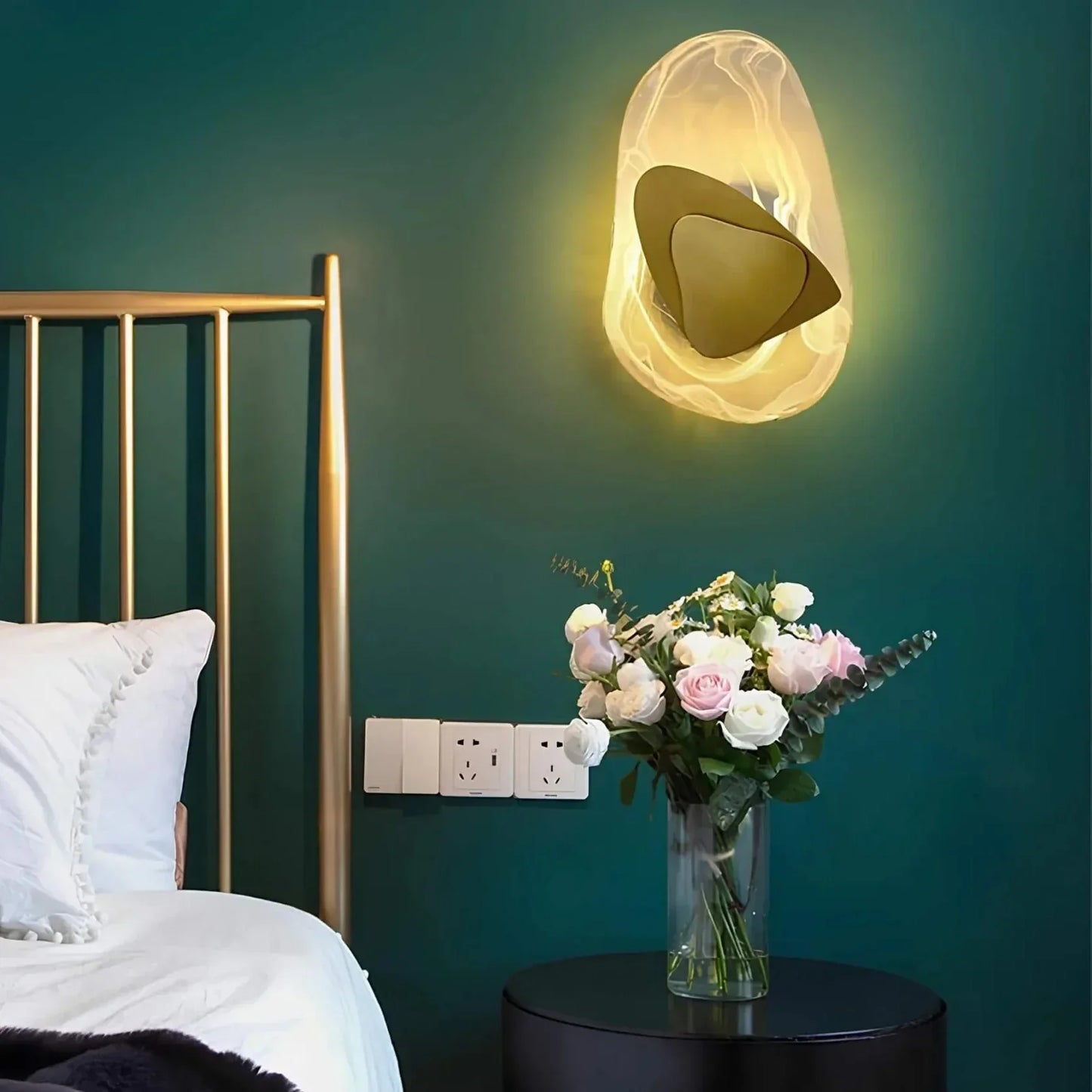 Elegant Wall Light for Home and Office - Chic Design for Stylish Illumination